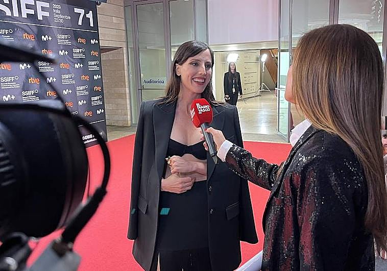 Natalia de Molina atiende el micrófono de DV