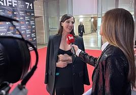 Natalia de Molina atiende el micrófono de DV