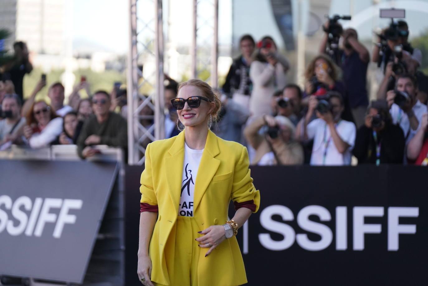 Jessica Chastain ilumina Donostia con su glamour reivindicativo
