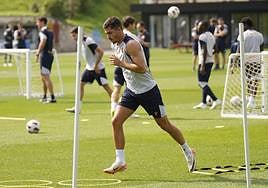 André Silva, durante el calentamiento de la sesión de ayer en Zubieta.