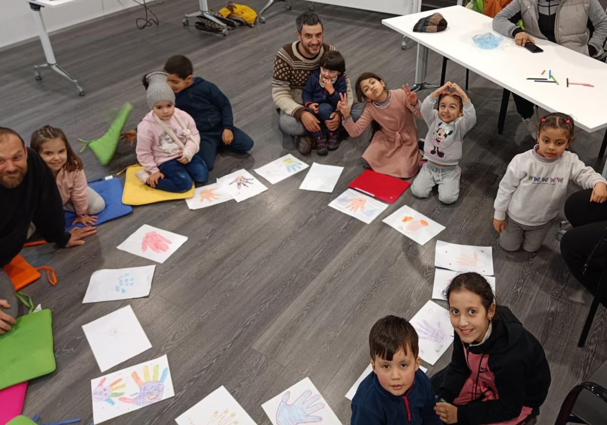 Participantes en el programa Auzoko Familiak en una de las sesiones celebradas a lo largo del pasado curso.