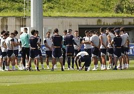 Imanol da instrucciones a los jugadores este martes en Zubieta