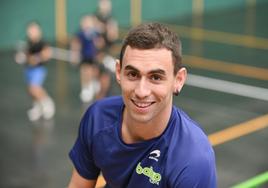 Iraitz Zubizarrete, sonriente durante un entrenamiento de esta semana en el Antzizar de Beasain.