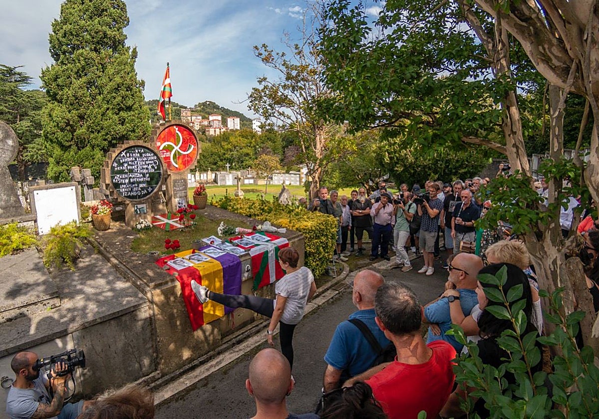 Homenaje a 'Txiki' y Otaegi, esta mañana en el cementerio de Zarautz.