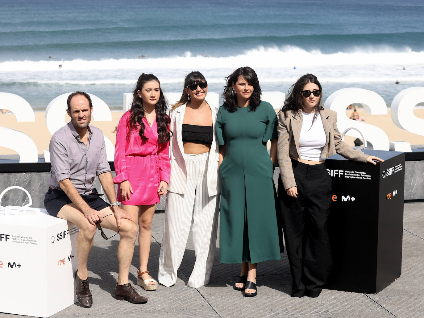 Jaione Camborda (segunda por la derecha), posa junto a algunos de los actores que participan en su película 'O corno',