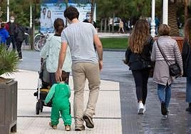 Un padre camina junto a su hijo en Donostia.