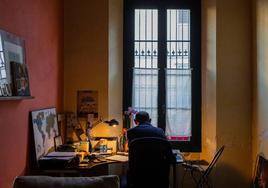 Un hombre teletrabaja en su domicilio.