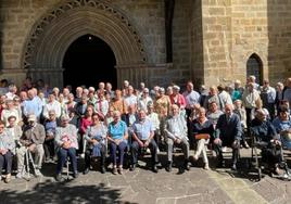 Tradicional foto de familia tomada tras la misa celebrada en la iglesia de San Miguel Arcángel.