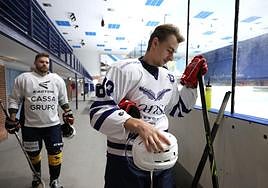 Eduard Kascak y Simon Kalousek ayer en el Palacio del Hielo Donostiarra antes de entrenar.