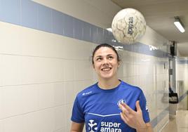 Maitane Etxeberria juega con un balón, antes de salir a entrenar ayer en Bidebieta.