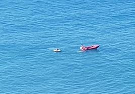 Momento en el que el hombre es rescatado en Zumaia.