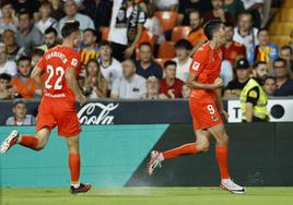 Carlos Fernández celebra con rabia el gol anotado en Mestalla, mientras Turrientes corre a felicitarlo.
