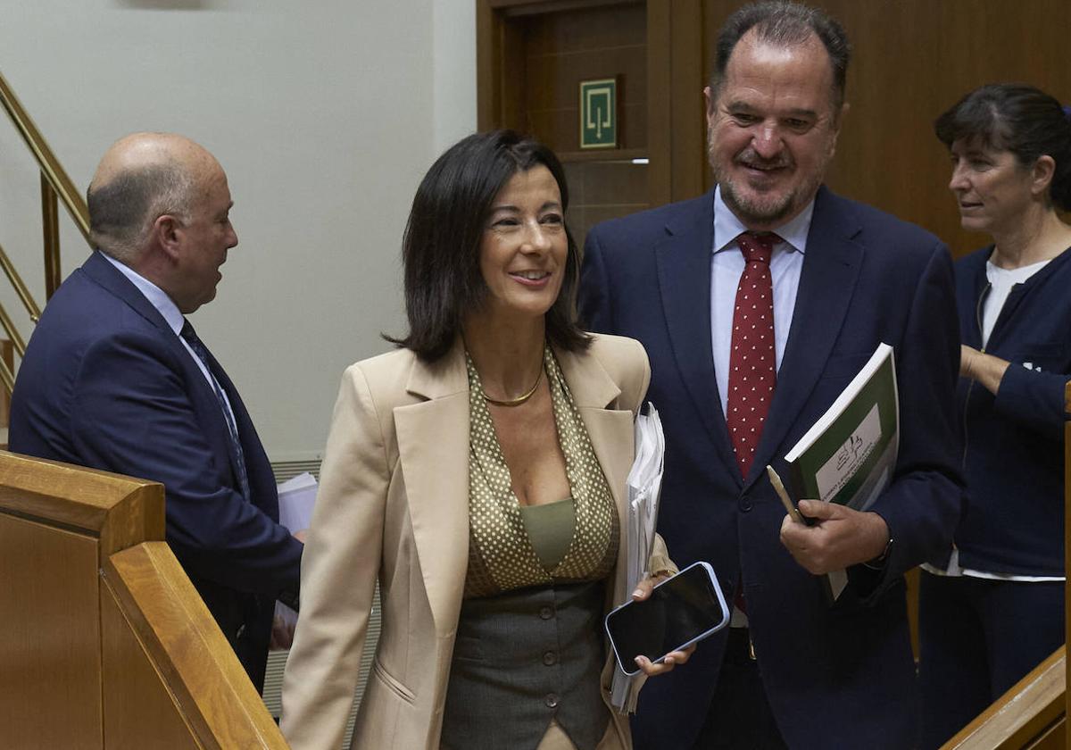 Laura Garrido y Carlos Iturgaiz, en el Parlamento Vasco.