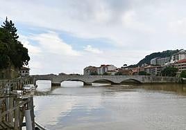 El puente de piedra de Deba reconstruido tras su colapso, según el original de 1866.