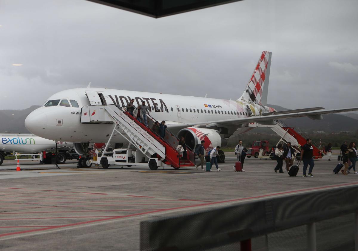 Un avión de Volotea después de aterrizar en el aeropuerto de Hondarribia.