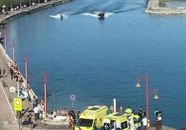 La embarcación de Salvamento de Cruz Roja de Getaria llega al puerto de Zumaia, donde esperan las ambulancias.