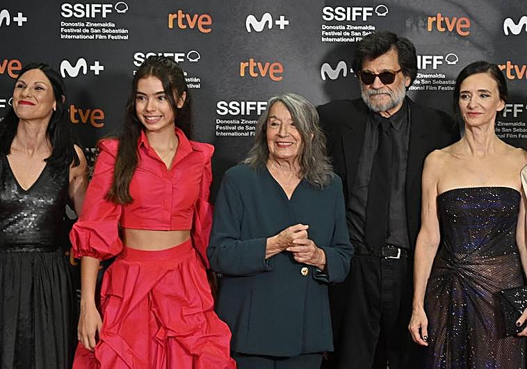 Víctor Erice, acompañado por parte del reparto del filme 'Cerrar los ojos'.