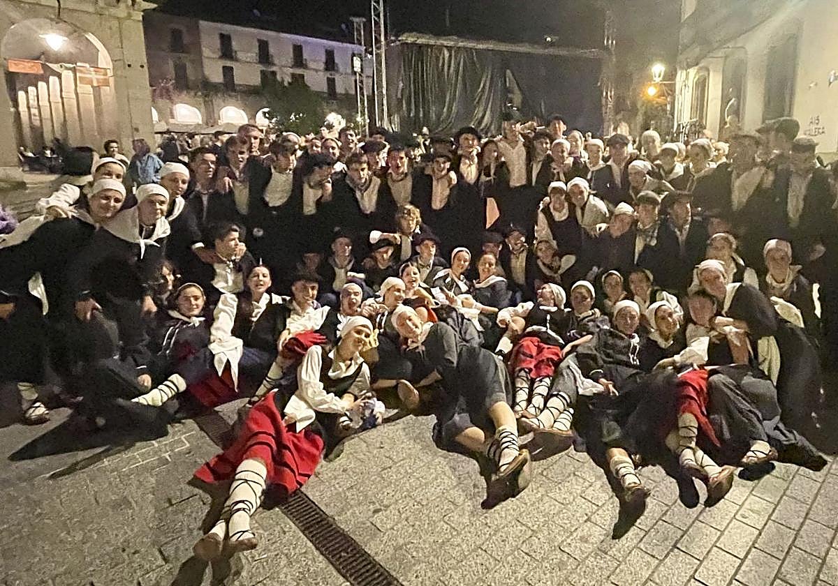 Las compañías de tambores y barriles, los cocineros y cocineras con carroza, y los bailes de la quintada nacida en 2006 atronaron las calles la noche del jueves.