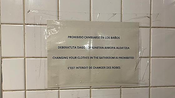 ¿Prohibido cambiarse en los baños?