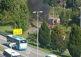 El coche en llamas en el acceso a la GI-20 desde la rotonda de Garbera.