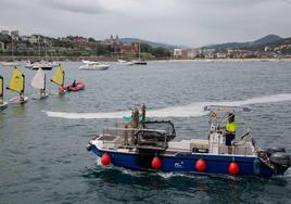 La barca de FCC ha retirado este verano cerca de 300 ejemplares de carabelas portuguesas y medusas.