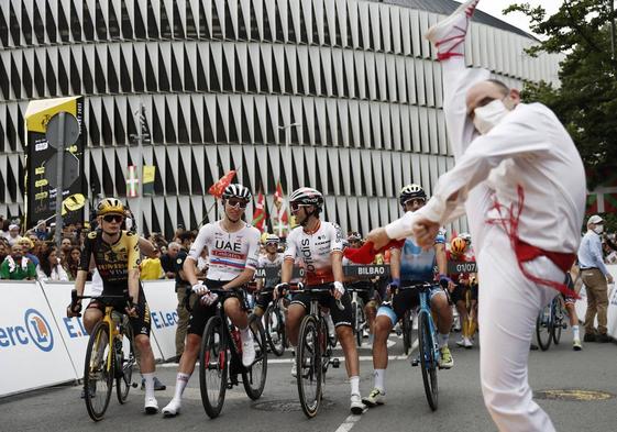 Salida de la primera etapa del Tour de Francia en Bilbao.