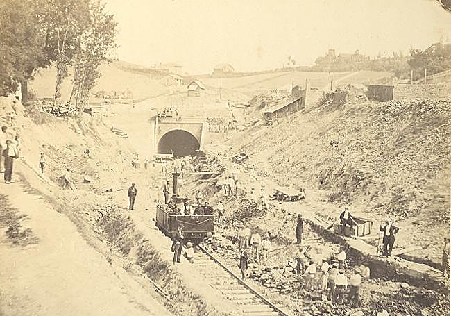 Obras de construcción del ferrocarril en Gipuzkoa.