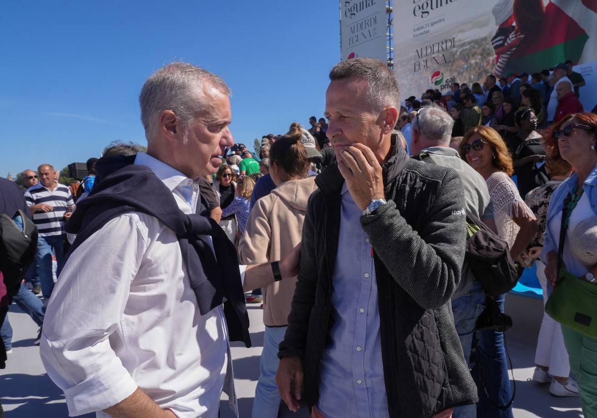 Iñigo Urkullu y Jokin Bildarratz conversan el pasado domingo durante el Alderdi Eguna del PNV.