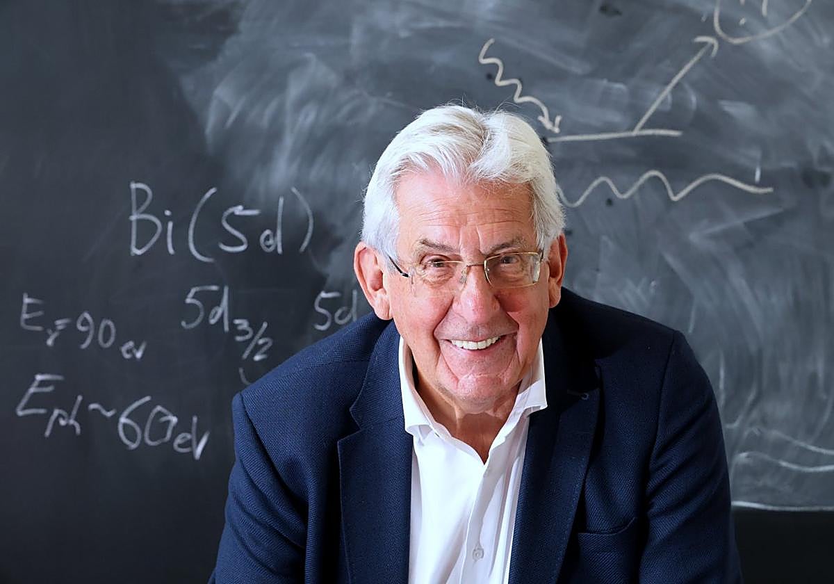 Pedro Miguel Etxenike, sonriente en la sede del DIPC en vísperas de ejercer de anfitrión en el festival de la ciencia Passion for Knowledge.
