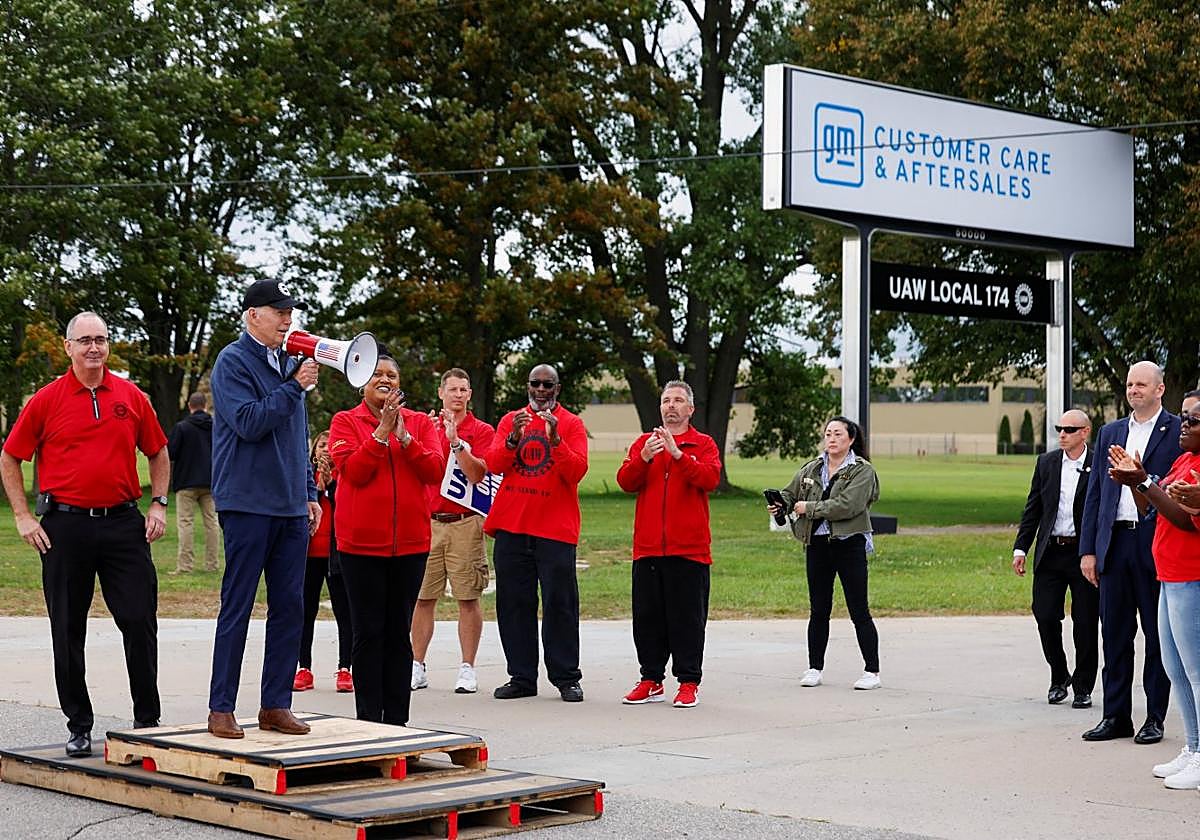 Joe Biden se une a los piquetes de la United Auto Workers ante una planta de la General Motors en Michigan.