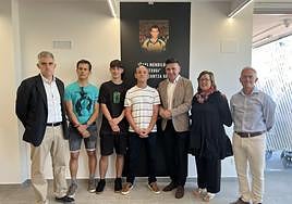 Jotxin Iturbe, familiares de Iñaki Mendiluce, Mikel Serrano, Goizane Álvarez y Jon Luqui, en el acto.