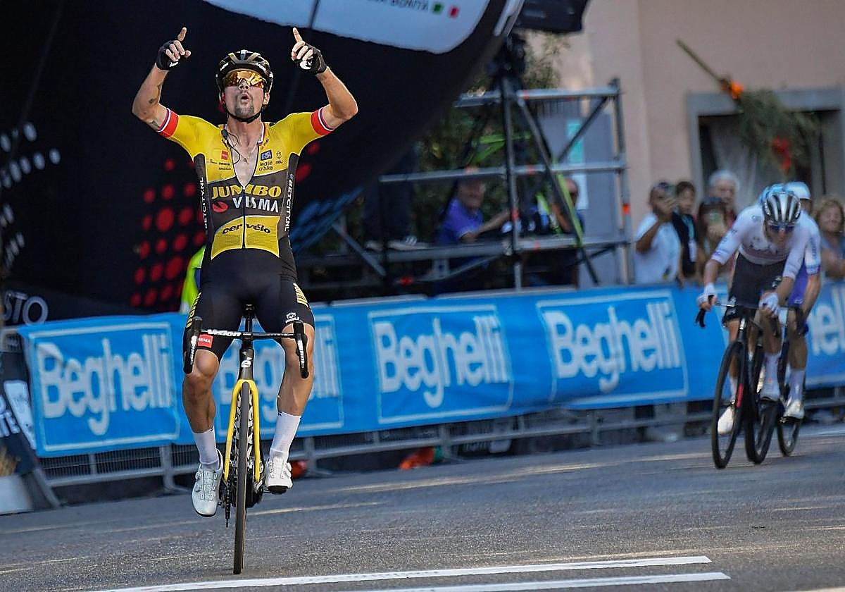 Primoz Roglic celebra su triunfo en el santuario de San Luca, en Bolonia, con Pogacar y Simon Yates tras él.