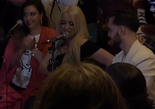 La Hungara, entonando ante la atenta mirada de C. Tangana en Katxiña.