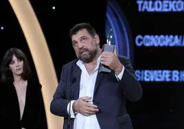 Hovik Keuchkerian, al recibir el premio de mejor actor de repartodurante la gala.