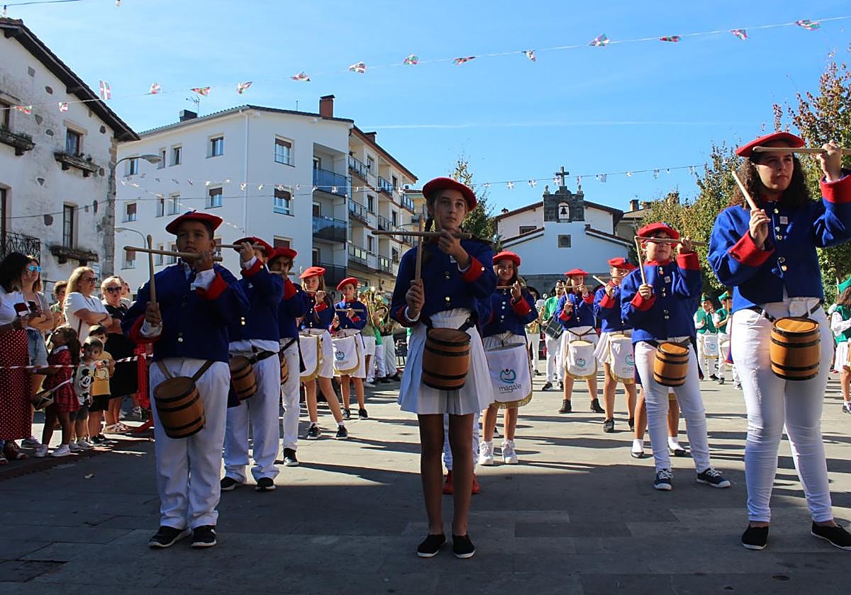 Barriles de Magale Salesiarrak durante la tamborrada infantil que ha recorrido las calles de Urnieta.