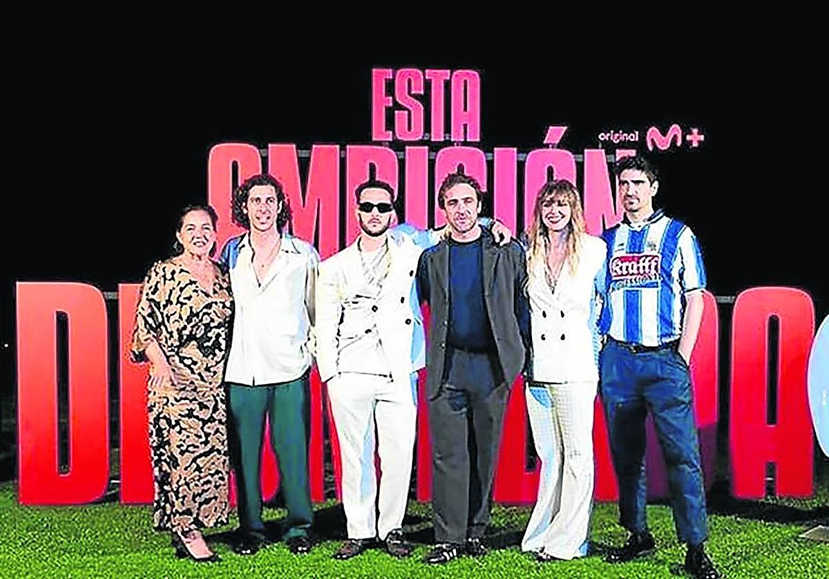 La madre de C. Tangana, el artista con los tres directores de su documental y Kigo Elosegui, su manager, donostiarra y seguidor de la Real, en la fiesta en Katxiña.