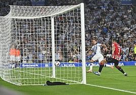 Mikel Oyarzabal marca el 3-0 ante el Athletic tras eludir la salida de Unai Simón.