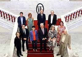 Organizadores y ponentes, en el teatro Victoria Eugenia. Delante, Sandra Myrna Díaz, Ricardo Díez Muiño, Özlem Türeci, Pedro Miguel Etxenike, Donna Strickland, María Vallet Regí y Jean Marie Lehn. Detrás, Juan Ignacio Cirac, Cristina Uriarte, George Smoot y Jack Szostak.