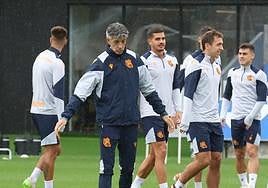 Imanol dirige un entrenamiento en Zubieta.