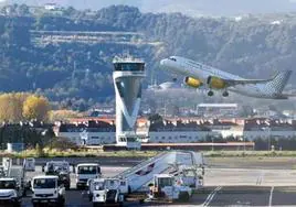 Un avión despega del aeropuerto de Loiu en una imagen captada este otoño.