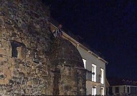 El hombre, aficionado a la Real, no podía bajar por miedo a caerse.