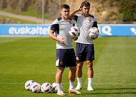 Ander Barrenetxea y Martin Zubimendi durante un entrenamiento en Zubieta