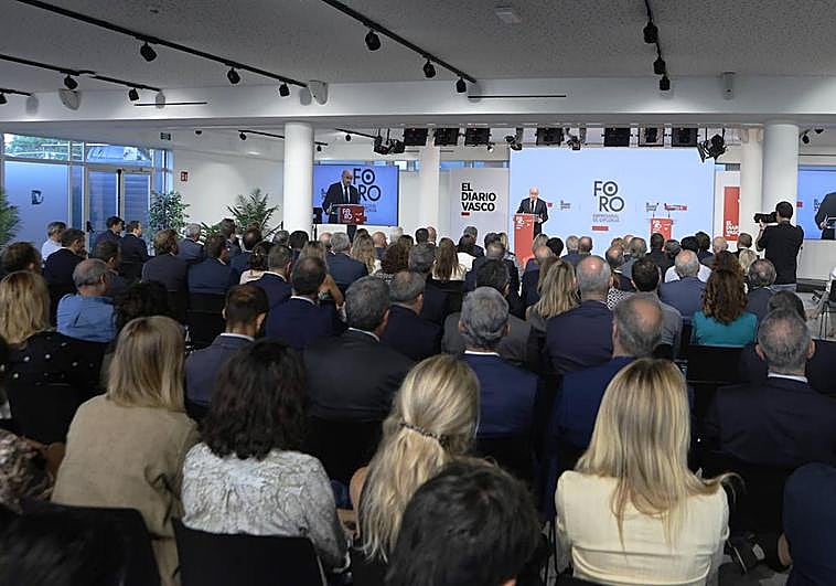 XV Foro Empresarial de Gipuzkoa protagonizado por Luis de Guindos en el DV Gunea de El Diario Vasco.