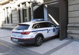 Un coche de la Ertzaintza entra en la Audiencia Provincial de Gipuzkoa.