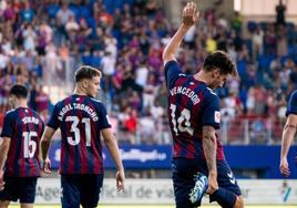 El centrocampista Vencedor celebra su gol frente al Tenerife, que fue el tercero y el primero en su cuenta, agarrándose el pie derecho.