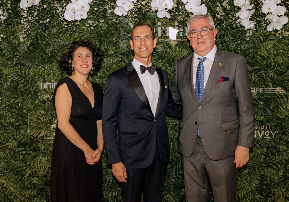 Marta López, de Unicef España; el director del María Cristina, Borja García, e Isidro Elezgarai, presidente de Unicef Euskadi.