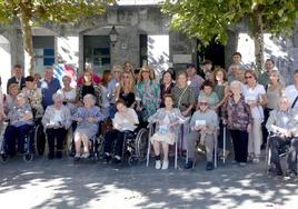 Los vecinos homenajeados junto a familiares y amigos, y los representantes municipales.