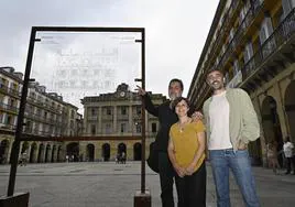 José Javier Pi Chevrot, Juana Otxoa-Errarte y Unai Sarasola, representantes del Colegio Oficial de Arquitectos Vasco-Navarro Gipuzkoa este martes en la plaza de la Constitución.