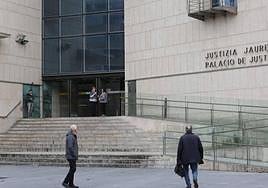 Juzgan en Donostia a un hombre por maltratar a su novia y a esta por acuchillarle y dejarle tuerto