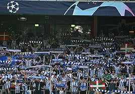 500 aficionados de la Real acudieron al encuentro de Salzburgo.